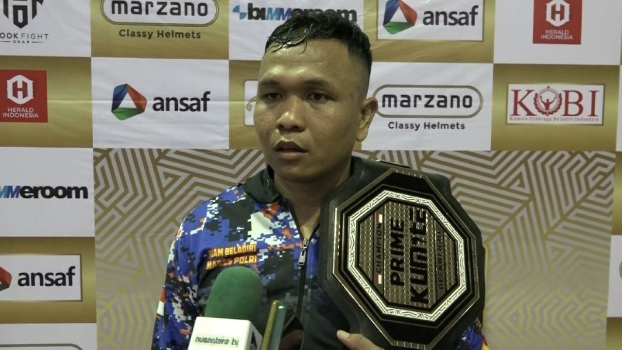 Atlet Perguruan Karate-Do Tako Indonesia Saputra Parmonangan Harianja meraih gelar juara usai mengalahkan Wilem Natalex Munster di partai final Openweight Prime Kumite Championship, di Gedung Judo, Kelapa Gading, Jakarta Utara, Sabtu, 28 Oktober 2023. (NTV)