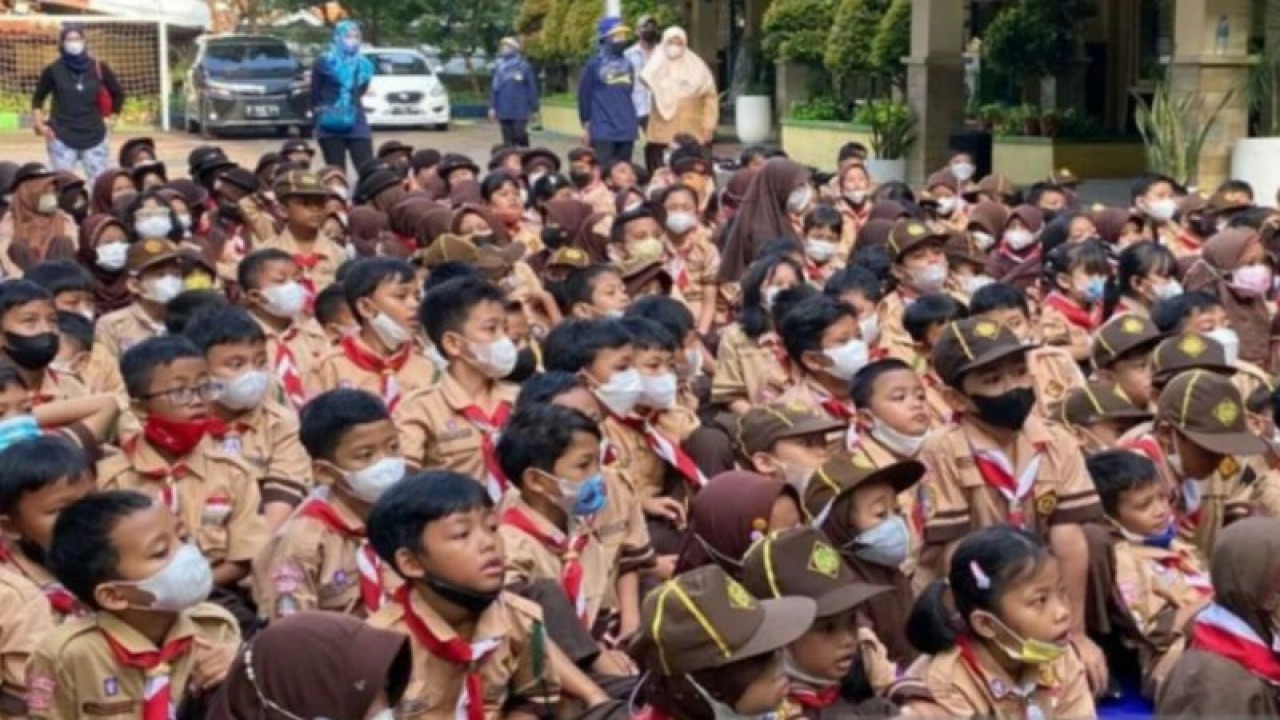 Sejumlah murid berkumpul di halaman sekolah untuk mengikuti sebuah kegiatan di Jakarta, Jumat (26/5/2023). ANTARA/Luthfia Miranda Putri
