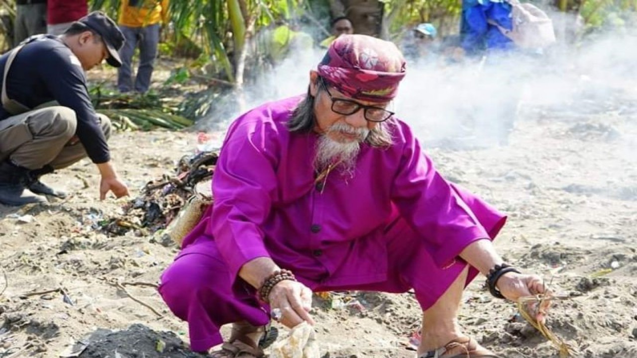 Sejumlah warga, anggota TNI dan pegawai Pemkab Sukabumi masih melakukan aksi bersih-bersih Pantai Cibutun, Desa Sangrawayang, Kecamatan Simpenan, Kabupaten Sukabumi, Jawa Barat. Antara/Aditya Rohman