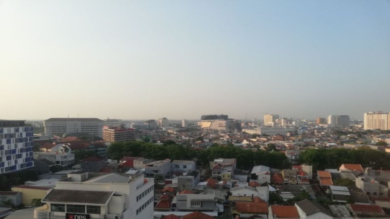 Pemandangan langit yang menyelimuti teriknya suhu udara di Kota Semarang. (ANTARA/Zuhdiar Laeis)