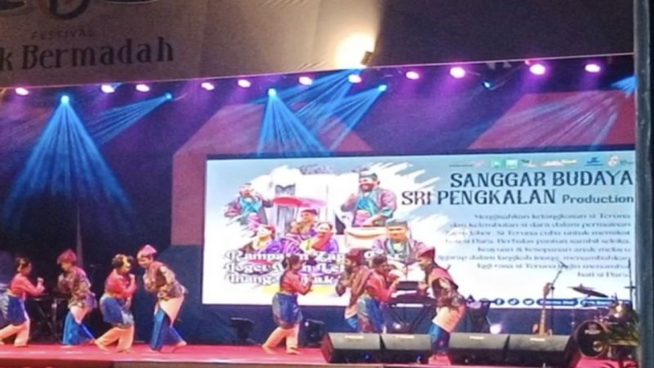 Kelompok Kesenian asal Malaysia Sri Pengkalan tampil di Panggung Siak Bermadah pada Festival Siak Bermadah di Kabupaten Suak, Provinsi Riau. ANTARA/Bayu Agustari Adha