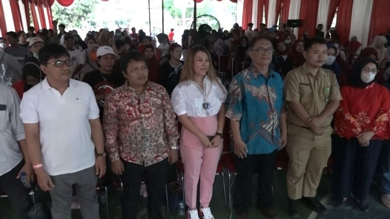 Kemendag bersama dengan Anggota Komisi VI DPR RI dari Fraksi PDI Perjuangan Sondang Tampubolon melakukan sosialisasi UU Perlindungan Konsumen kepada warga Cakung Barat, Jakarta Timur, pada Selasa (10/10/2023). (NTV)