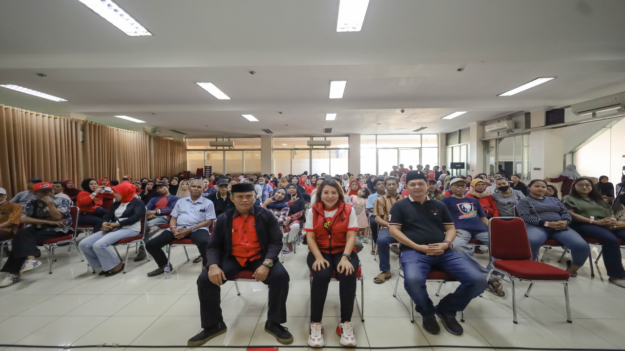 Ketua Bidang Agama DPC PDI Perjuangan Jakarta Timur yang juga calon legislatif untuk DPRD DKI Jakarta, Yohan Ardianto (kanan) bersama Anggota Komisi VI DPR RI dari Fraksi PDI Perjuangan Sondang Tampubolon dan perwakilan PAC PDI Perjuangan Jatinegara Ahmad Warno melakukan silaturahmi dengan para relawan atau tim pemenangan PDI Perjuangan di Kelurahan Cipinang Besar Selatan Jakarta Timur/Foto: Wira Ginting