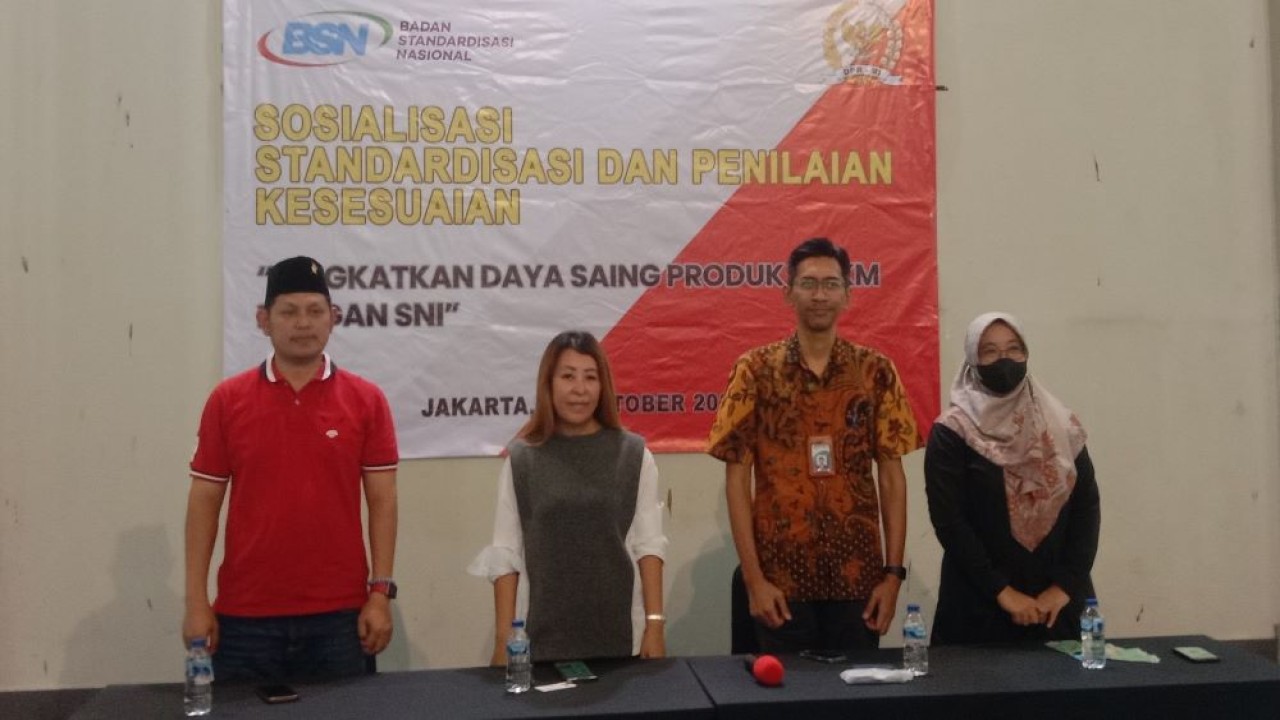 Badan Standardisasi Nasional menggandeng Anggota Komisi VI DPR RI dari Fraksi PDI Perjuangan Sondang Tampubolon melakukan sosialisasi program SNI Bina UMK kepada warga Cipinang Cempedak, Jatinegara, Jakarta Timur (Jaktim), pada Selasa (31/10/2023).