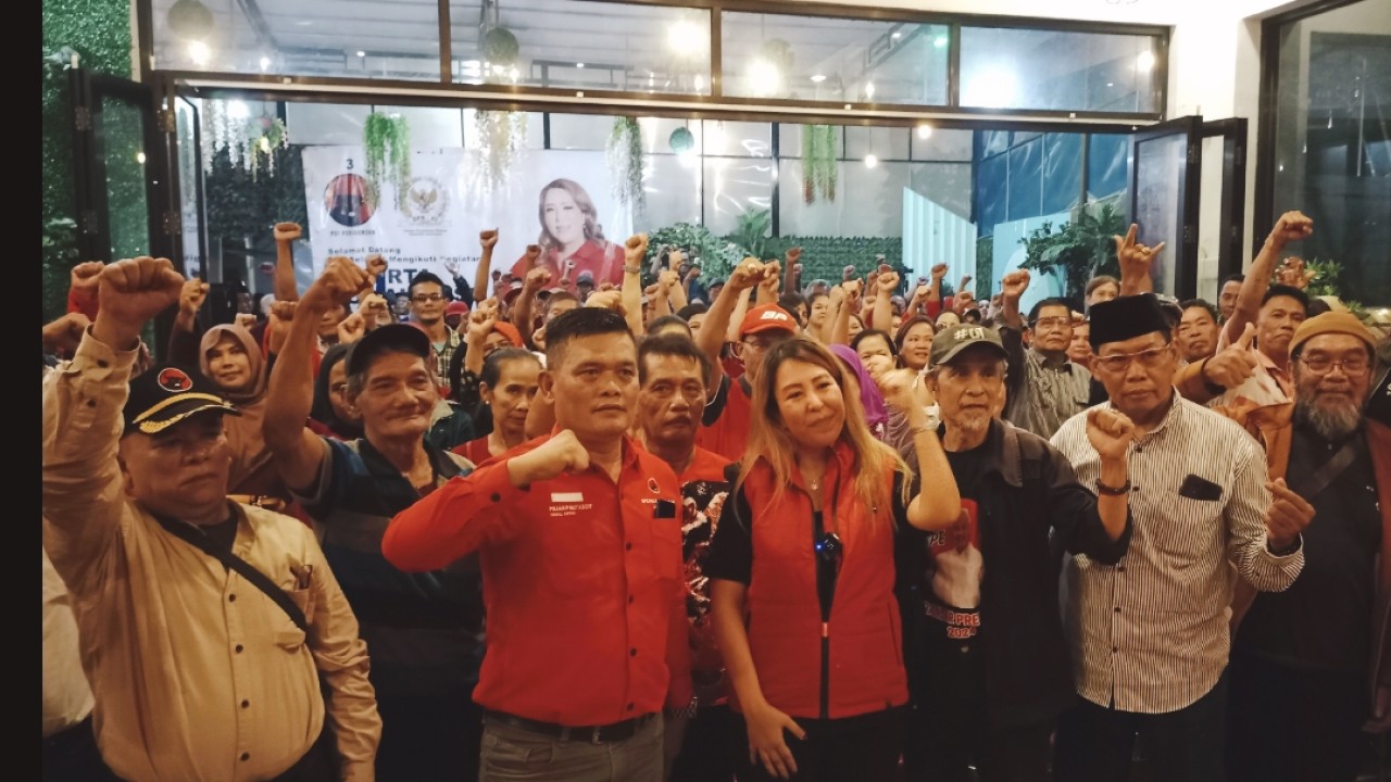 Sondang Tampubolon bersama tim pemenangan di Ciracas Jakarta Timur