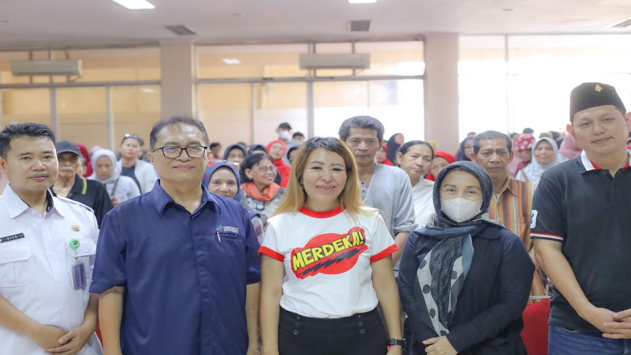 Kemendag bersama dengan Anggota Komisi VI DPR RI dari Fraksi PDI Perjuangan Sondang Tampubolon melakukan sosialisasi UU Perlindungan Konsumen kepada warga Kelurahan Cipinang Besar Selatan Jakarta Timur/Foto: Wira Ginting