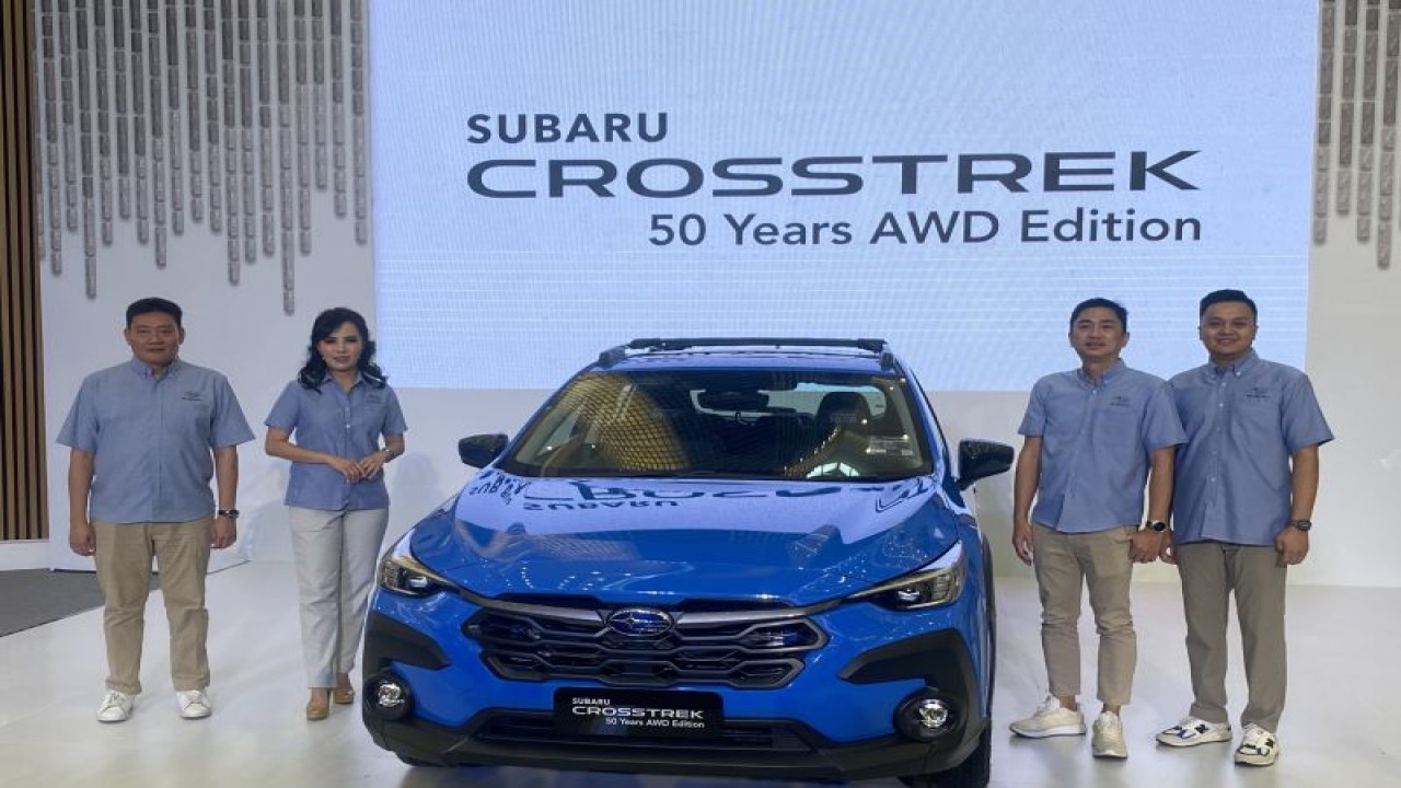 Subaru Crosstrek 50 Years All-Wheel Drive Edition dipamerkan pada peluncurannya di Main Atrium Senayan City Mall Jakarta, Rabu (18/10/2023). (ANTARA/Pamela Sakina)