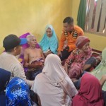 Tim Basarnas Kendari saat melakukan serahterima korban kepada pihak keluarga. (Antara/HO-Basarnas Kendari)-1697097507