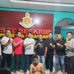 Tim Buser 77 Sat Reskrim Polresta Kendari bersama Polresta Pekanbaru saat menangkap pelaku. (Antara/HO-Polresta Kendari)-1696497838