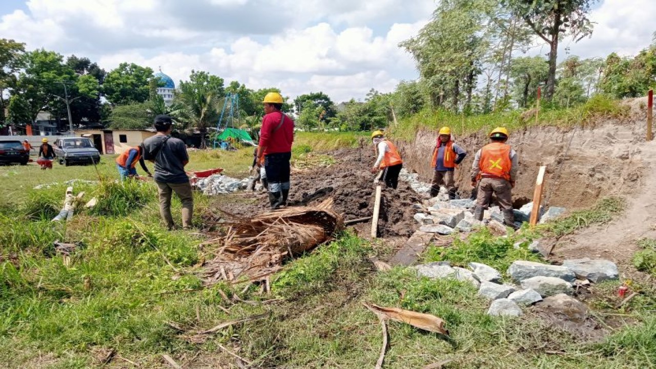 Ilustrasi: sejumlah pekerja mulai melaksanakan pembangunan Tempat Pengolahan Sampah Terpadu (TPST) Sandubaya Kota Mataram, Provinsi Nusa Tenggara Barat, yang anggarannya bersumber dari bantuan pemerintah pusat sebesar Rp19,9 miliar. Senin (2/10-2023) (ANTARA/ Nirkomala)