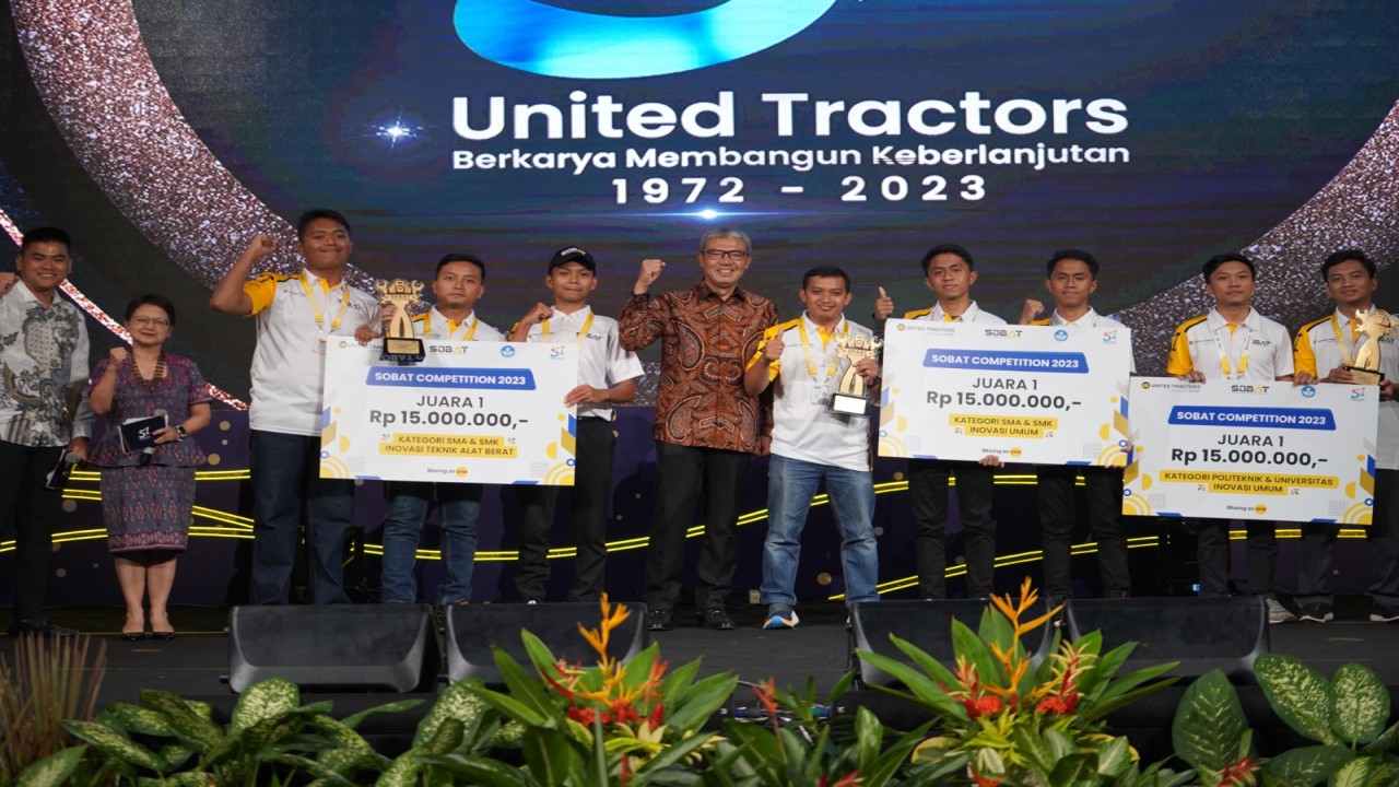 Direksi PT United Tractors berfoto bersama para pemenang SOBAT Competition 2023/istimewa