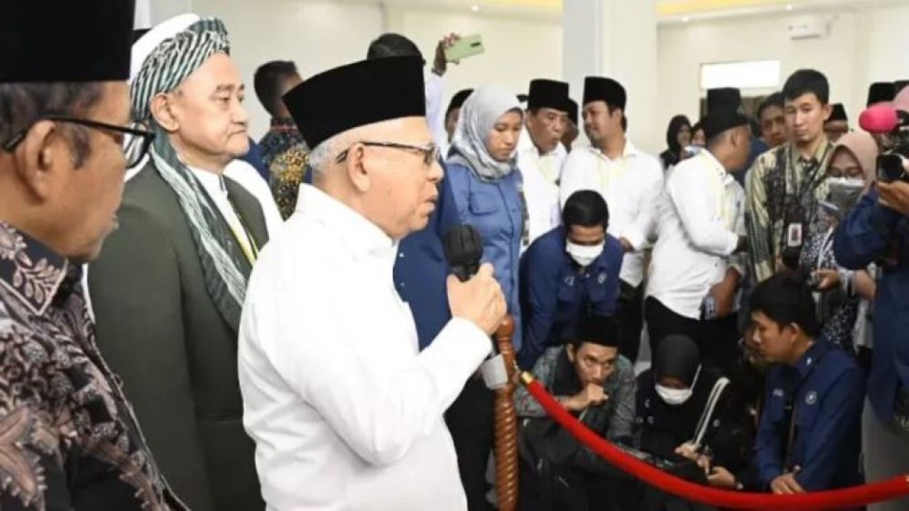 Wapres KH Ma'ruf Amin mengajak dan mendorong segenap penyelenggara pemerintahan untuk terus bekerja secara optimal menuntaskan permasalahan-permasalahan rakyat. (RR/SK-BPMI, Setwapres)