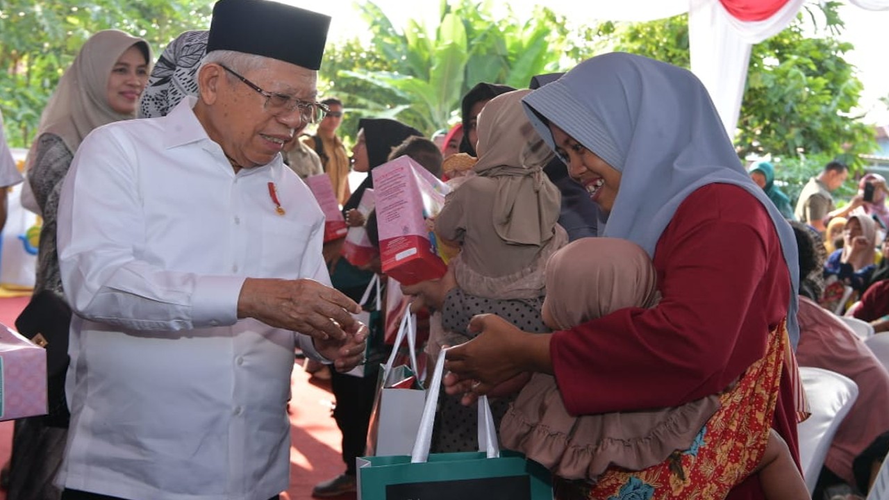 Wakil Presiden (Wapres) K.H. Ma’ruf Amin beserta Ibu Hj. Wury Ma’ruf Amin meninjau Posyandu Balita Melur 4, Jl. Gang Karya I, Desa Tumpatan Nibung, Kec. Batang Kuis, Kab. Deli Serdang, Sumatera Utara (Sumut), Rabu (18/10/2023).