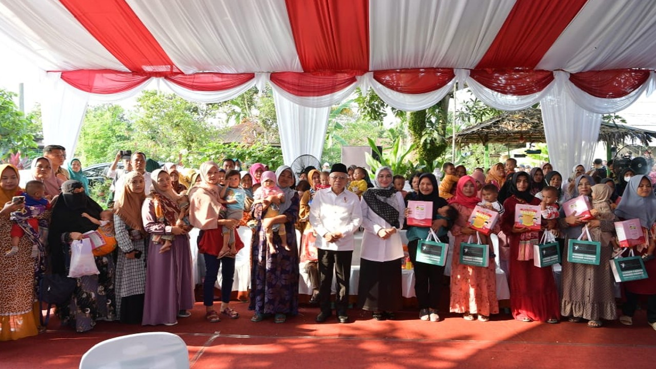 Foto bersama, Ibu-Ibu Pos Yandu Deli Serdang lakukan foto bersama dengan Wakil Presiden K.H. Ma'ruf Amin. (setwapres)