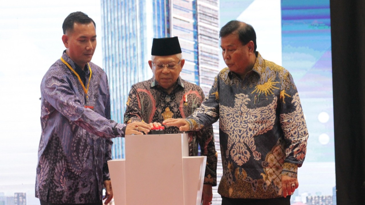 Wapres Ma'ruf Amin (tengah) bersama Presiden Komisaris NT Corp Nurdin Tampubolon (kanan) saat acara Topping Off Gedung Perkantoran NT Tower, Studio Nusantara TV, dan Perhotelan PT Nurdin Tampubolon FAM, Jumat (20/10/2023).