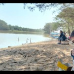 Wisatawan menikmati Laguna Pantai Glagah di Kulon Progo. (ANTARA/Sutarmi)-1696232698