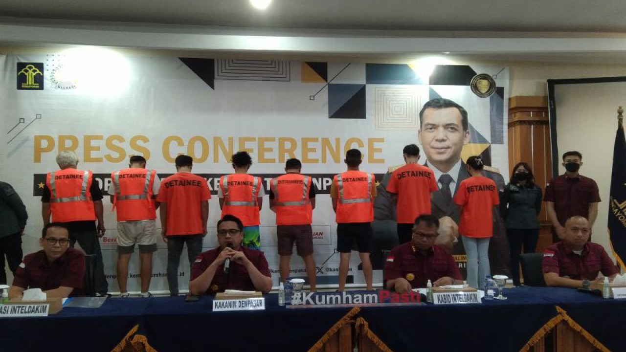 Kepala Imigrasi Denpasar Tedy Riyandi (kedua kiri) memberikan keterangan pers terkait penangkapan delapan WNA Uzbekistan melebihi izin tinggal dan diduga terlibat kriminal di Denpasar, Bali, Jumat (27/10/2023) ANTARA/Dewa Ketut Sudiarta Wiguna