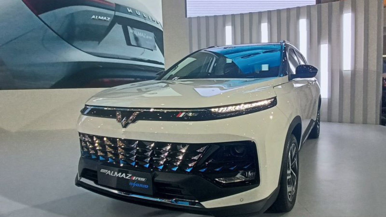 New Wuling Almaz RS Pro Hybrid ditampilkan dalam acara peluncuran di Mall Kelapa Gading, Jakarta, Kamis 5/10/2023. (ANTARA/Fathur Rochman)