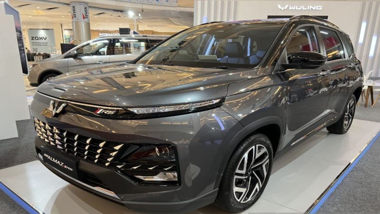 Wuling New Almaz RS Pro dipasarkan mulai dari Rp408 juta, saat peluncuran produk Wuling yang baru di Makassar, Sulsel, Rabu (25/10/2023). ANTARA/Suriani Mappong