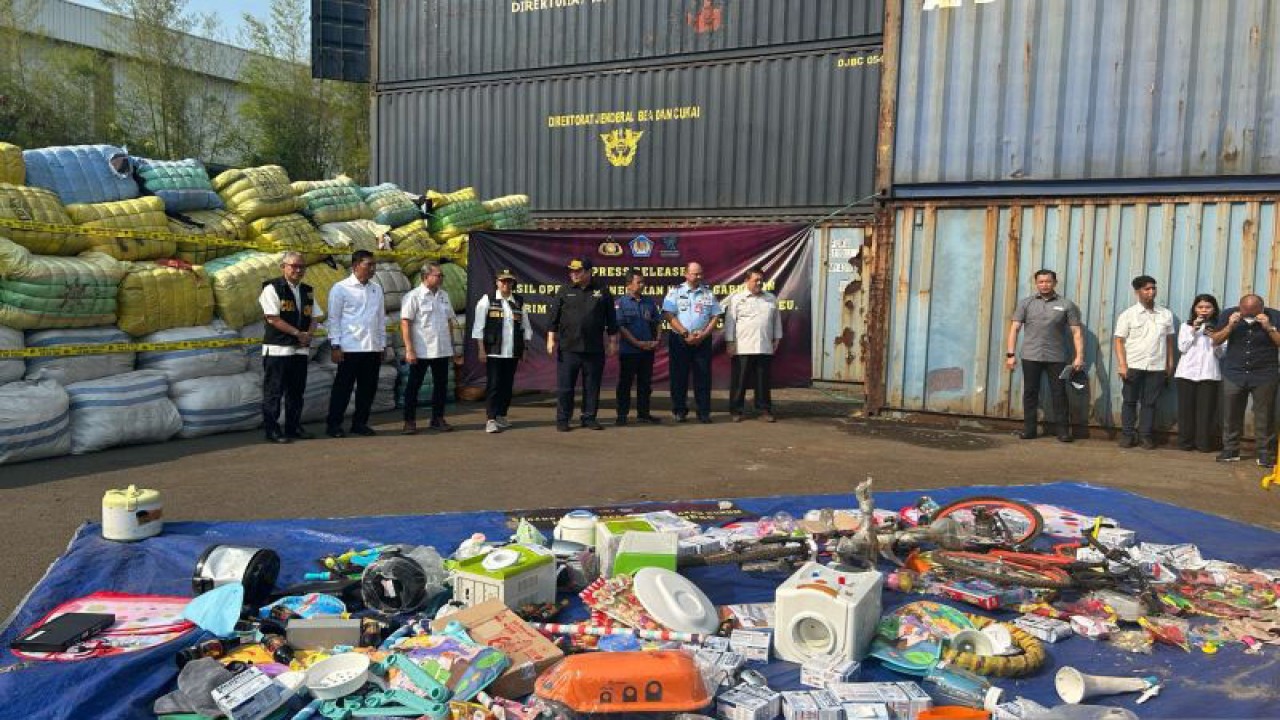 Menteri Perdagangan (Mendag) Zulkifli Hasan bersama Menteri Koordinator bidang Perekonomian (Menko) Airlangga Hartarto, Menteri Keuangan (Menkeu) Sri Mulyani dan Kabareskrim Kepala Badan Reserse dan Kriminal (Kabareskrim) Polri Komjen Pol. Wahyu Widada saat melakukan pemusnahan produk-produk impor tidak sesuai ketentuan di Tempat Penimbunan Pabean (TPP) Bea dan Cukai di Cikarang, Jawa Barat, Kamis (26/10/2023). (ANTARA/Maria Cicilia Galuh)