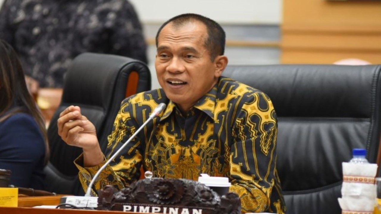 Wakil Ketua Komisi I DPR RI Abdul Kharis Almasyhari saat memimpin Rapat Dengar Pendapat Umum di Gedung Nusantara II DPR RI, Senayan, Jakarta, Kamis (9/11/2023). (Runi/nr)