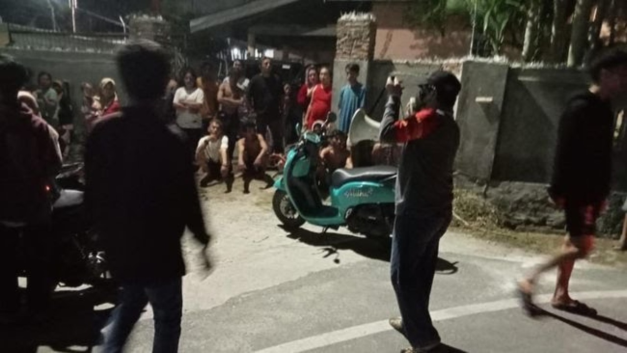 Massa berkumpul di sekitar rumah pelaku. (Detikcom)