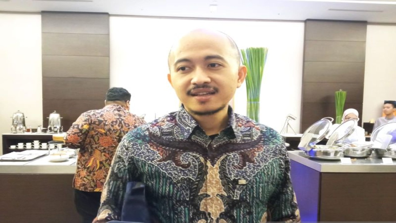 Head of Research Team Mirae Asset Sekuritas Robertus Hardy setelah acara Investor Network Summit 2023 & Market Outlook di Jakarta, Selasa (28/11/2023). (ANTARA/ Muhammad Heriyanto)