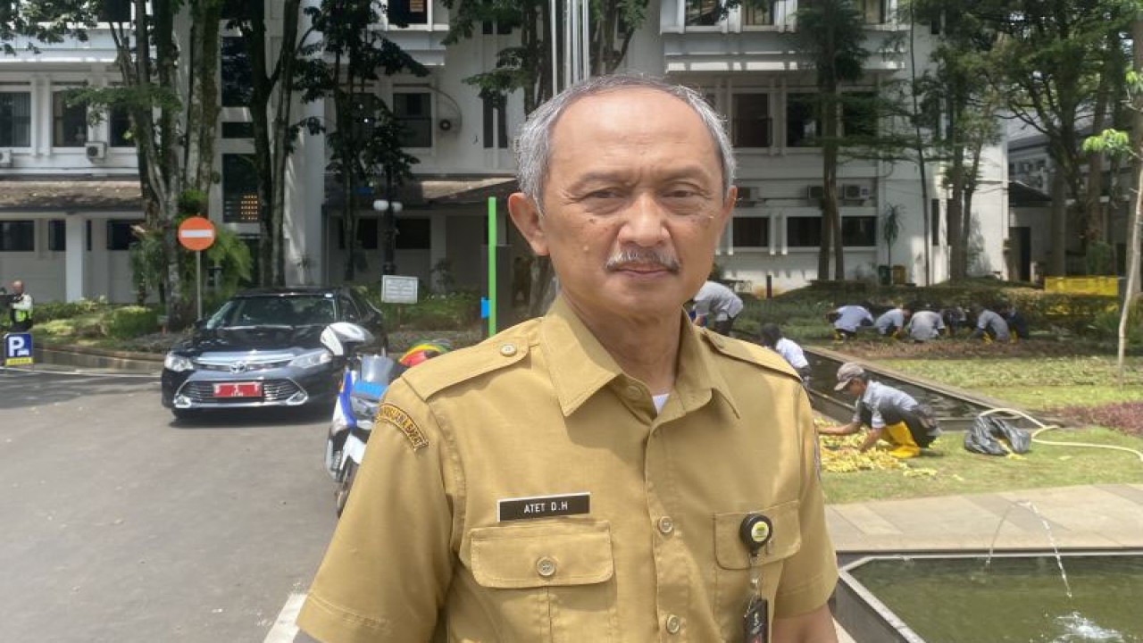 Kepala Dinas Koperasi dan UKM (Diskop UKM) Kota Bandung, Atet Dedi Handiman saat memberikan keterangan di Plaza Balai Kota, Bandung, Jawa Barat, Selasa (14/11/2023). (ANTARA/Rubby Jovan)