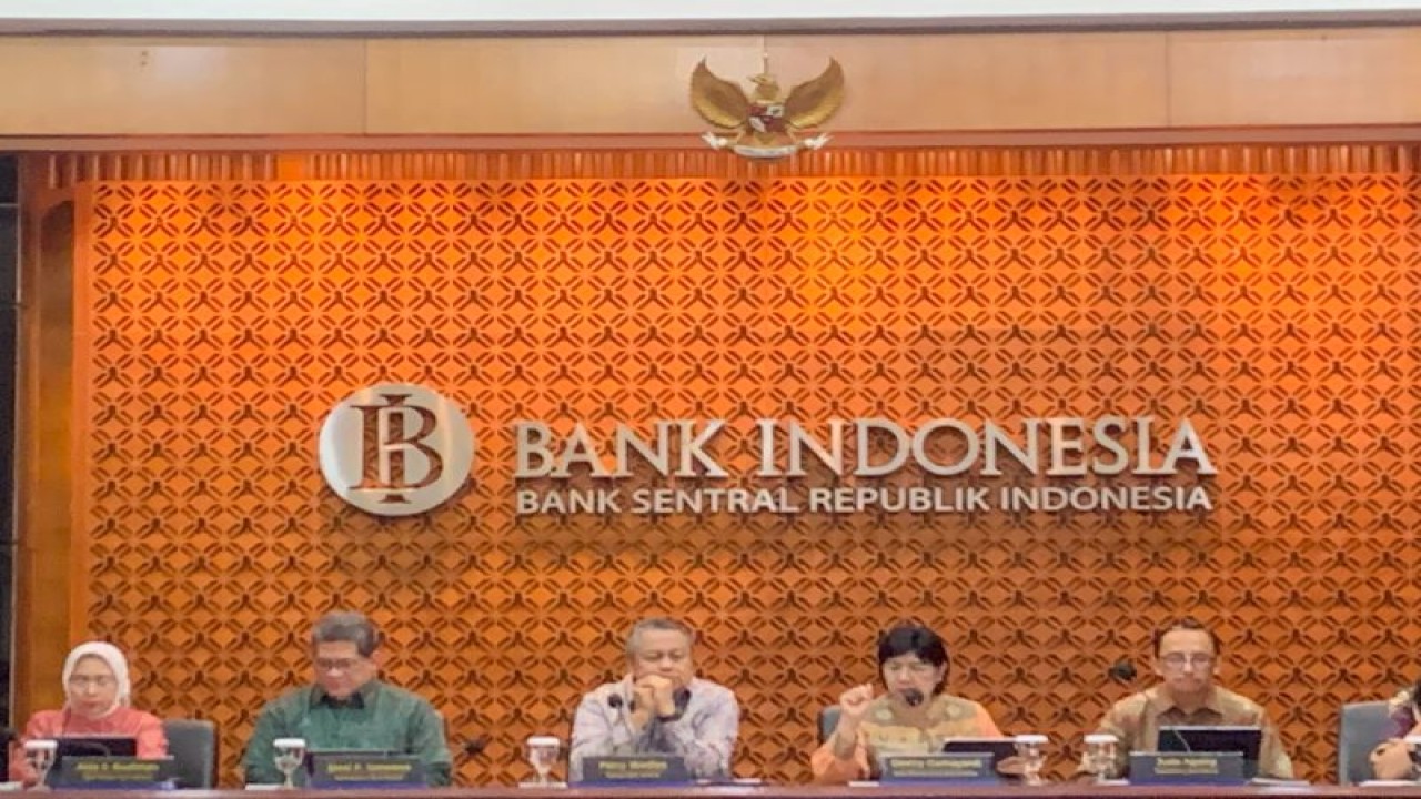 Gubernur Bank Indonesia Perry Warjiyo (tengah) beserta jajarannya menyampakan keterangan hasil Rapat Dewan Gubernur di Kantor Bank Indonesia, Jakarta, Kamis (23/11/2023). (ANTARA/Fauzan)