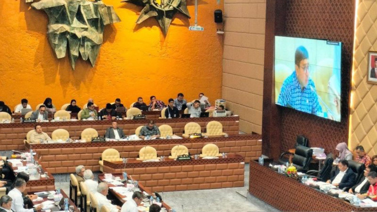Rapat Kerja Menteri PUPR Basuki Hadimuljono bersama Komisi V DPR RI, di Jakarta, Senin (20/11/2023). ANTARA/Aji Cakti