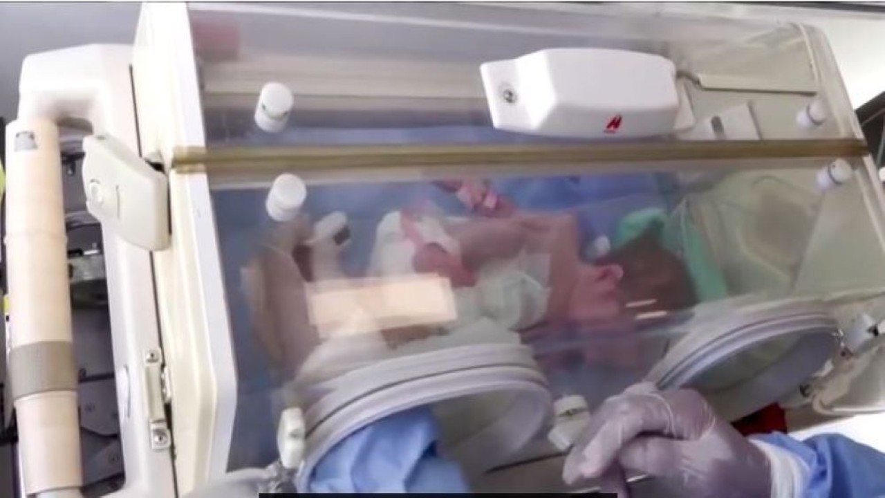 Dua puluh delapan bayi yang lahir prematur dievakuasi dari rumah sakit terbesar di Gaza dibawa ke Mesir mendapatkan perawatan darurat pada Senin (20/11/2023). (Tangkapan layar)