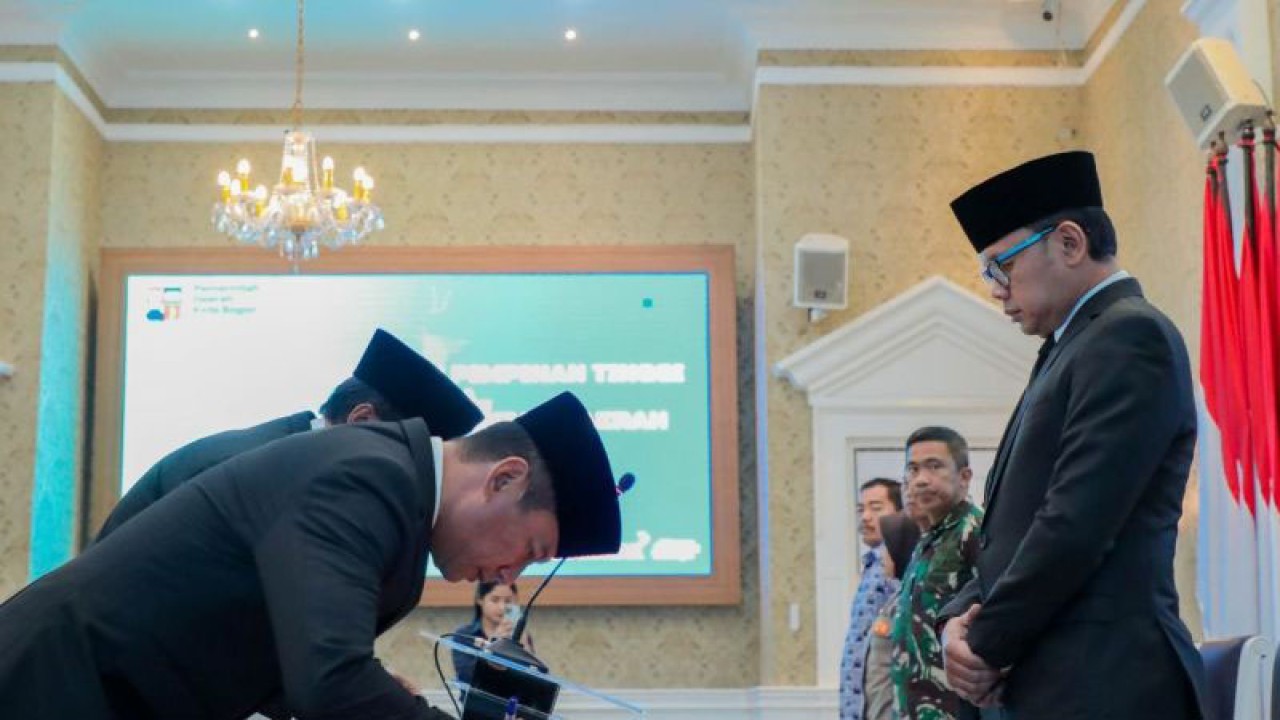 Wali Kota Bogor, Jawa Barat Bima Arya Sugiarto (kesatu dari kanan) saat melantik tujuh pejabat baru dinas dan asisten pemerintahan di Balai Kota Bogor, Jumat (17/11/2023). (ANTARA/HO/Pemkot Bogor)