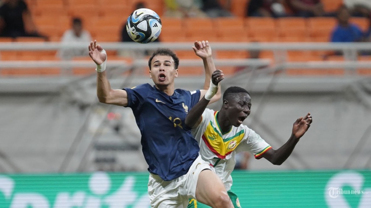 Pemain Timnas Senegal U-17 duel dengan pemainPrancis U-17/ist