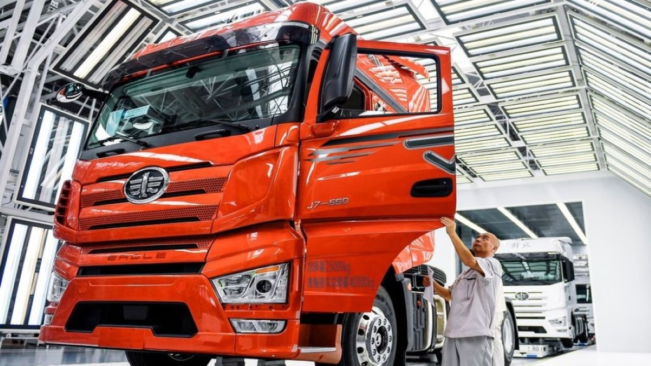 Seorang pekerja memeriksa sebuah truk di pabrik milik produsen truk First Automotive Works Jiefang Co., Ltd. (FAW Jiefang) di Changchun, Provinsi Jilin, Tiongkok timur laut, 27 Juni 2023. (Xu Chang/Xinhua)