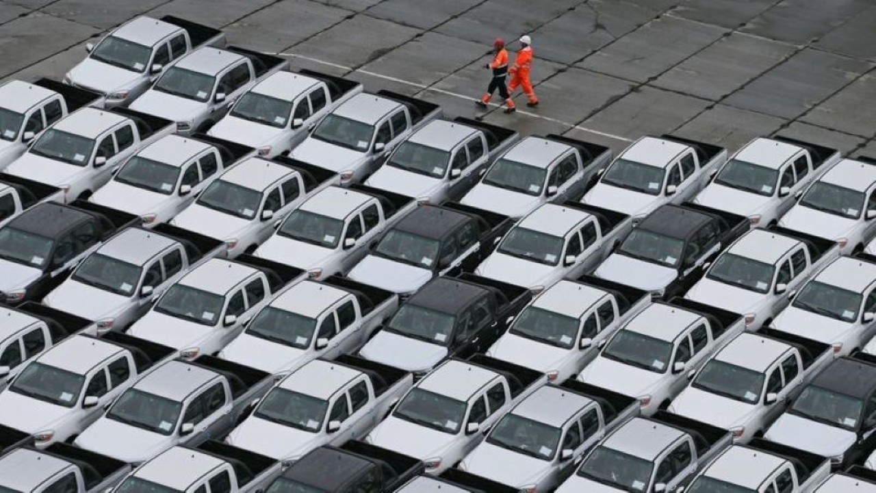 Pekerja berjalan melewati mobil baru China yang diturunkan dari kapal di pelabuhan komersial di Vladivostok, Rusia 25 Agustus 2023. (Dok/Tatiana Meel/Reuters)