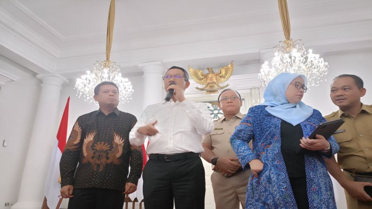 Penjabat (Pj) Gubernur DKI Jakarta Heru Budi Hartono Saat Mengumumkan ...