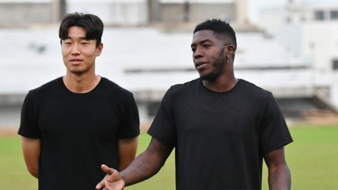 Dua pemain asing PSMS yang baru direkrut Kim Ki-Su (Korea Selatan) dan Jose Valencia (Kolumbia)  (ANTARA/Juraidi)