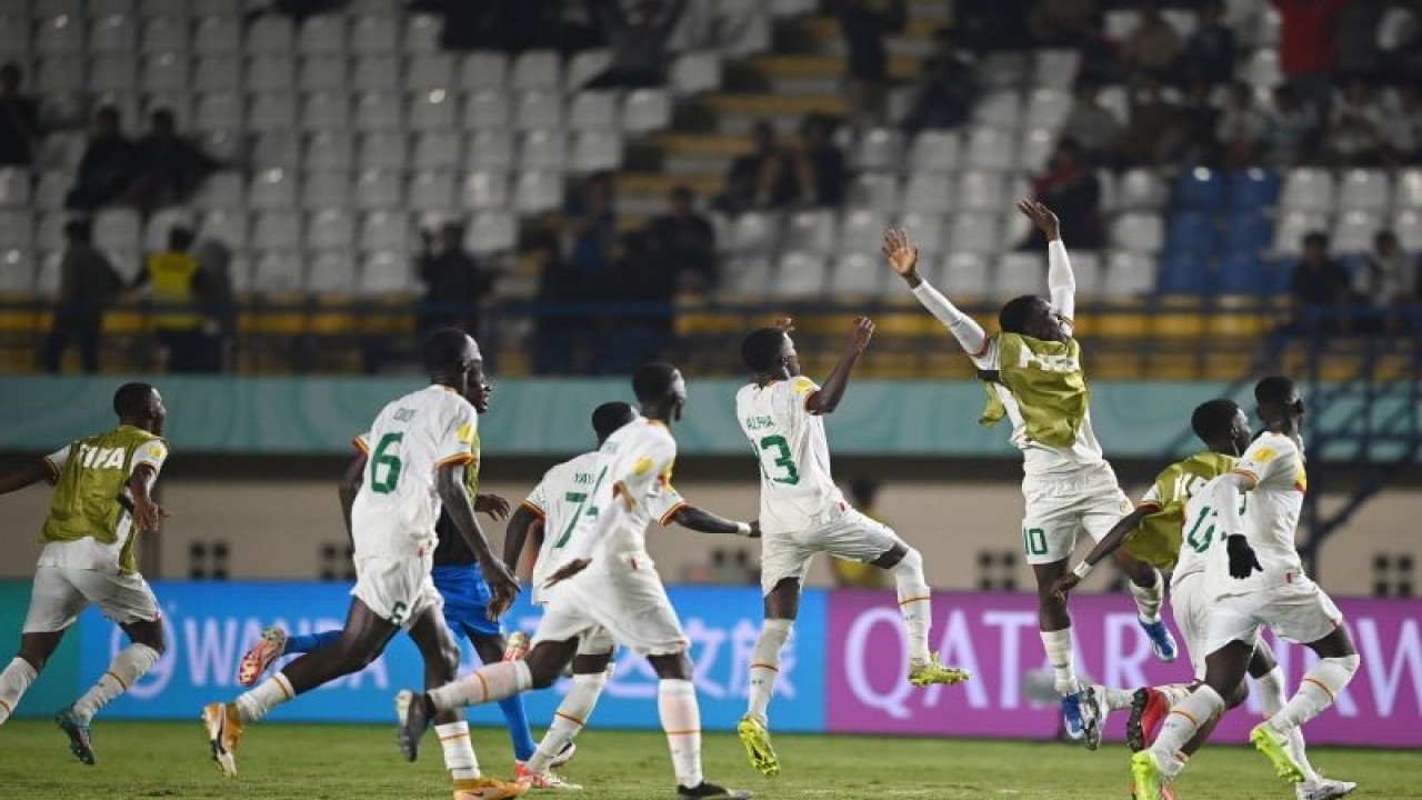 Para pemain Timnas Senegal melakukan selebrasi seusai mengalahkan Polandia pada pertandingan fase Grup D Piala Dunia U-17 2023 di Stadion Si Jalak Harupat, Kabupaten Bandung, Jawa Barat, Selasa (14/11/2023). ANTARA FOTO/Wahyu Putro A/tom
