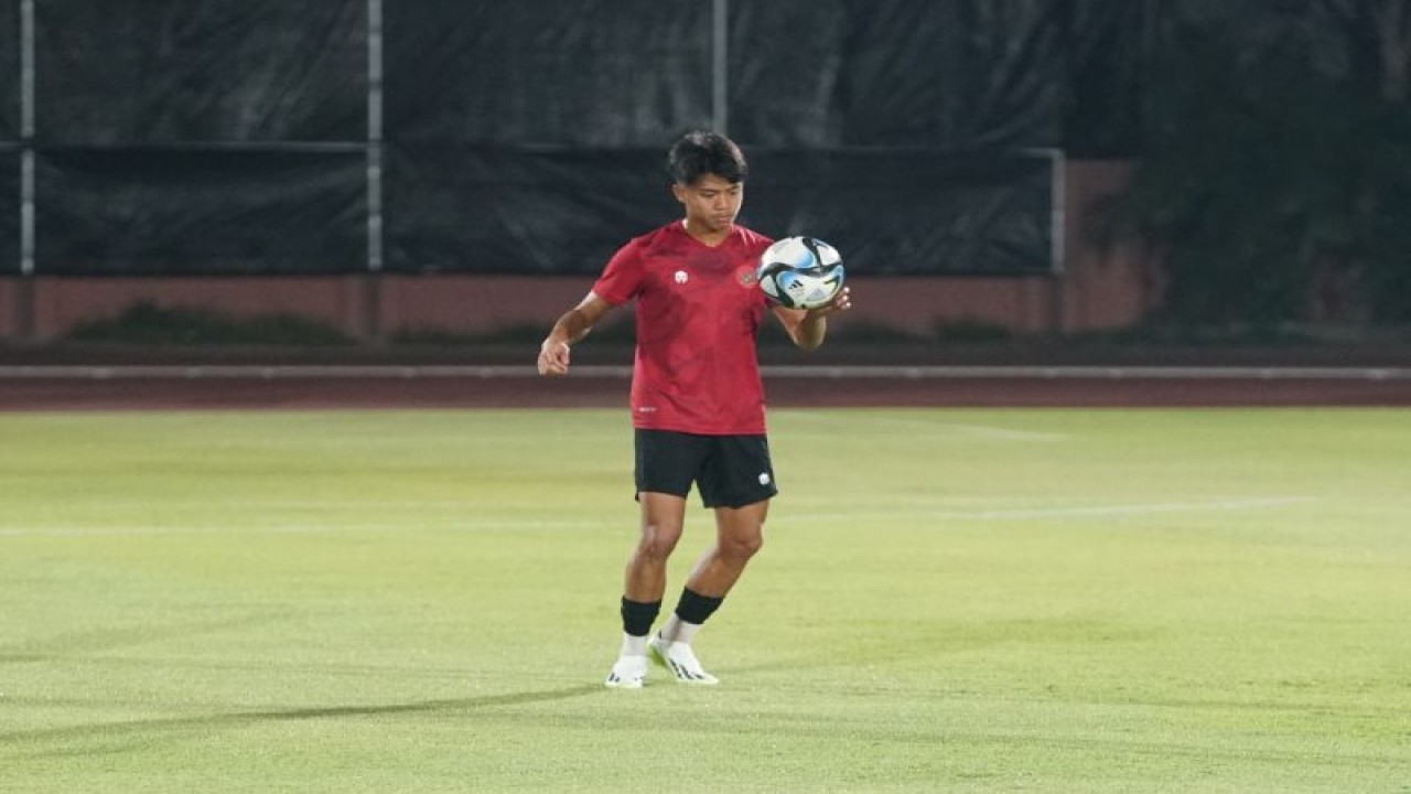 Salah seorang pemain Timnas Indonesia U-17 Figo Dennis saat berlatih di Lapangan Thor Surabaya, Jawa Timur, Rabu (8/11/2023) malam. (ANTARA/HO-PSSI)