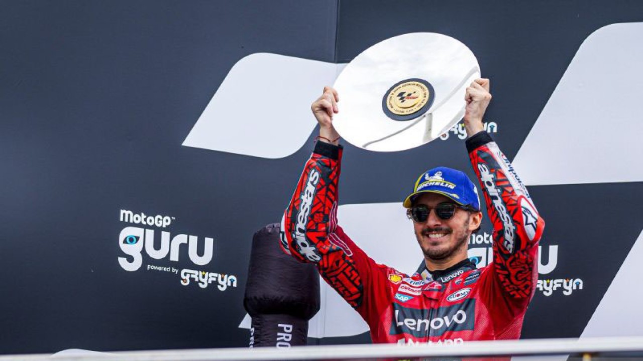 Foto arsip - Pebalap Ducati Fransesco "Pecco" Bagnaia saat berada di podium usai finish di posisi kedua pada ajang MotoGP Grand Prix Australia yang berlangsung di Sirkuit Phillip Island, Sabtu (21/10/2023). (ANTARA/HO-Ducati)