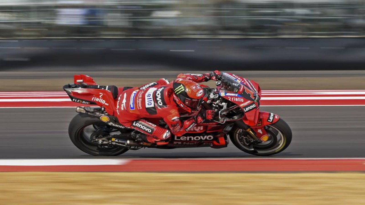 Pembalap Ducati Lenovo Team Francesco Bagnaia memacu kecepatan saat balapan MotoGP seri Pertamina Grand Prix of Indonesia 2023 di Pertamina Mandalika International Street Circuit, Lombok Tengah, NTB, Minggu (15/10/2023). ANTARA FOTO/Ahmad Subaidi/nz (ANTARA FOTO/AHMAD SUBAIDI)