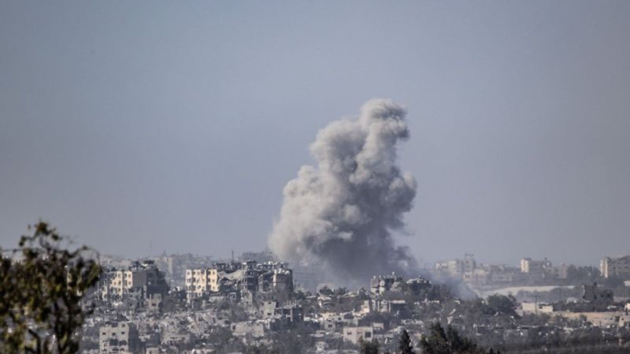 Asap mengepul setelah serangan udara Israel saat serangan berlanjut pada hari ke-29 di Kota Gaza, Gaza pada 04 November 2023. ANTARA/Anadolu via Reuters Connect/Mostafa Alkharouf/pri.