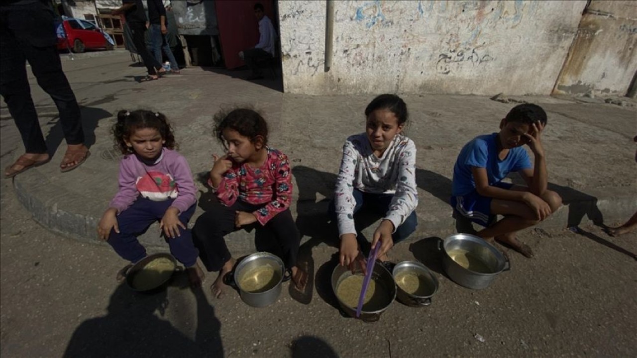 Warga di Jalur Gaza, yang berada di bawah pengepungan Israel, menghadapi potensi kelaparan. (Anadolu Agency)