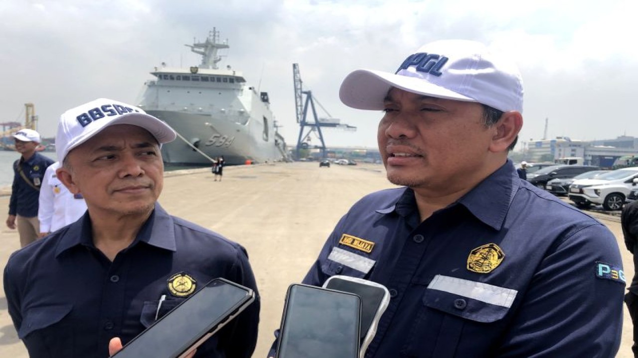 Kepala Badan Geologi Muhammad Wafid (kiri) bersama Kepala Balai Besar Survei dan Pemetaan Geologi Kelautan Hadi Wijaya (kanan) memaparkan tentang kapal riset Geomarin III di Pelabuhan JICT 2, Tanjung Priok, Jakarta Utara, Rabu (15/11/2023). (ANTARA/Sugiharto Purnama)