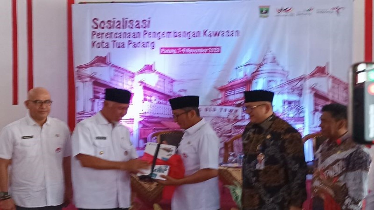 Gubernur Sumbar, Mahyeldi menyerahkan "master plan" pengembangan Kota Tua pada Wali Kota Padang. (ANTARA/Miko Elfisha)