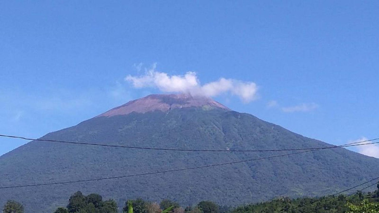 Arsip foto - Puncak Gunung Slamet terlihat dari arah Desa Serang, Kecamatan Karangreja, Kabupaten Purbalingga, Sabtu (13/5/2017). ANTARA/Sumarwoto