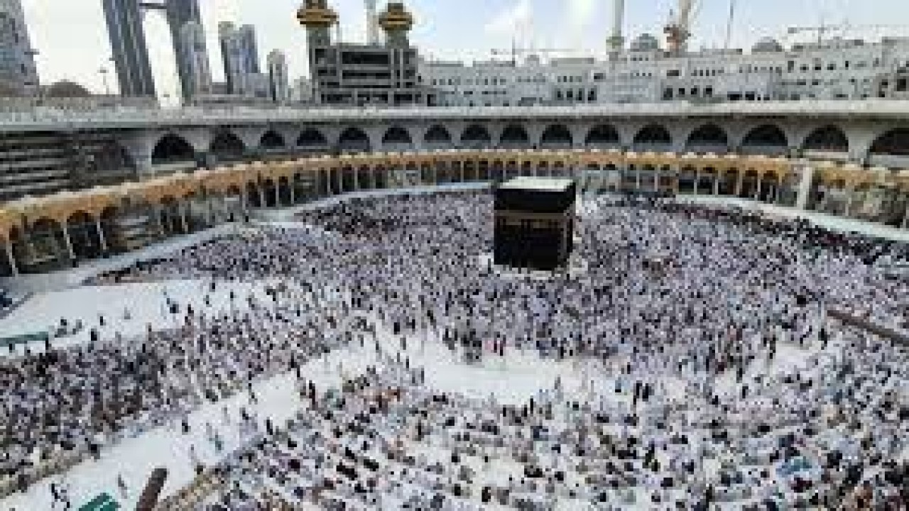 Para jemaah haji melakukan ibadah di dekat Ka'bah/ist 