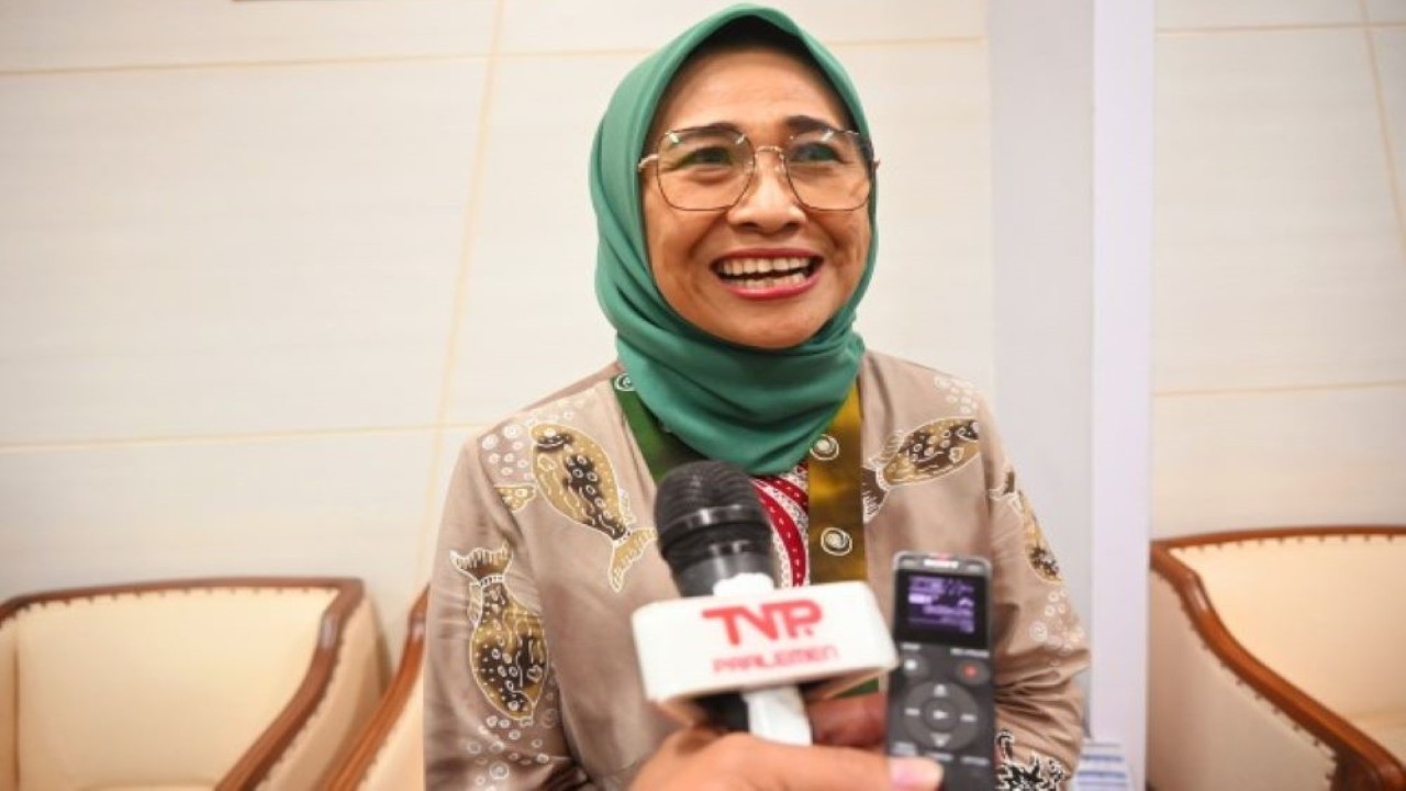 Wakil Ketua Komisi X DPR RI Hetifah Sjaifudian saat diwawancarai Parlementaria di sela-sela memimpin kunjungan kerja spesifik ke Kaltim, Kamis (9/11/2023). (Husen/nr)