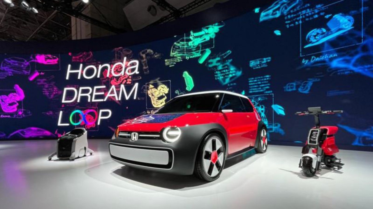 Honda menampilkan perangkat mobilitas UNI-ONE (kiri), mobil Sustaina-C Concept (tengah), dan sepeda motor Pocket Concept dalam ajang pameran mobilitas Japan Mobility Show 2023 di Tokyo Big Sight Tokyo, Jepang, Rabu (25/10/2023) (ANTARA/Fathur Rochman)