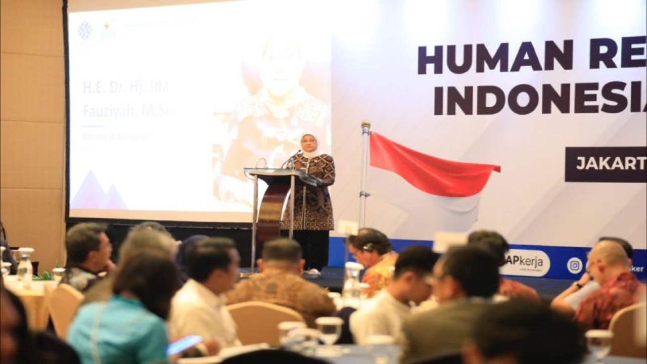 Menteri Ketenagakerjaan (Menaker) Ida Fauziyah memberikan sambutan dalam Japan-Indonesia Human Resources Forum 2023 di Jakarta, Selasa (28/11/2023). (ANTARA/HO-Kemnaker)